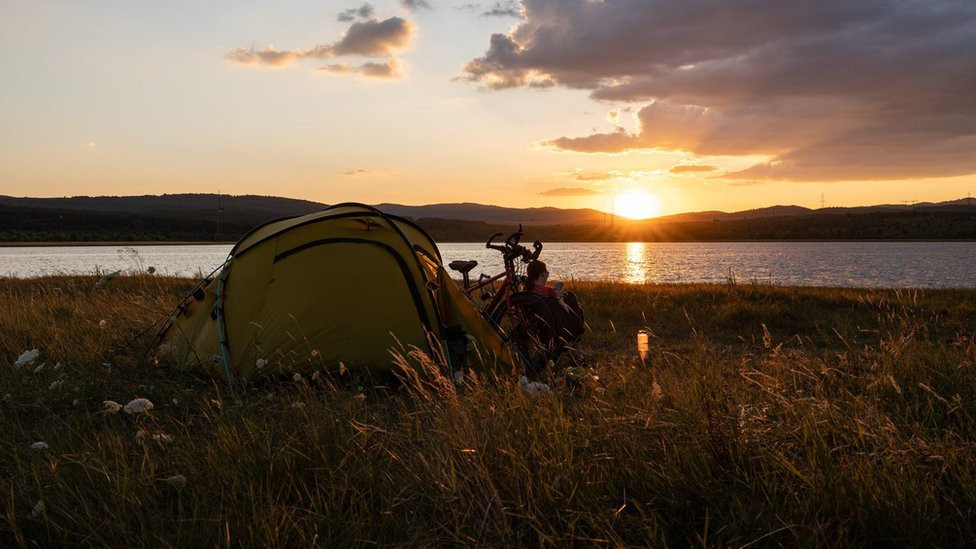 Sonja Velte pored šatora kraj jezera