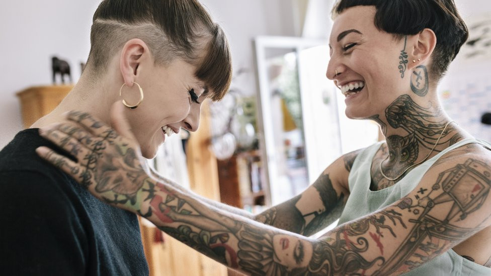 Žene se mnogo tetovaža