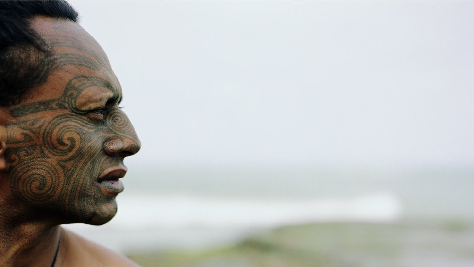 Čovek sa istetoviranim licem