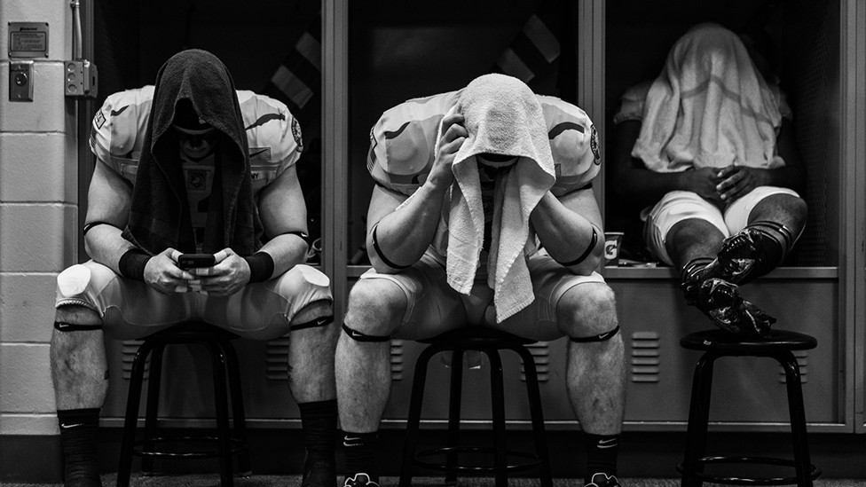 Igrači tima Crni vitezovi Vilskon Kao, Kejd Barnard i Džejkobi Bjukenon 11. decembra 2021.