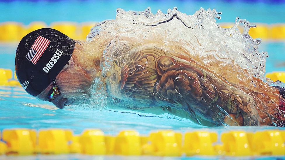 Plivač Kejleb Dresel osvaja zlatnu medalju za Ameriku na Olimpijadi u Tokiju u disciplini 100 metara delfin stilom i postavlja svetski rekord u julu 2021. godine