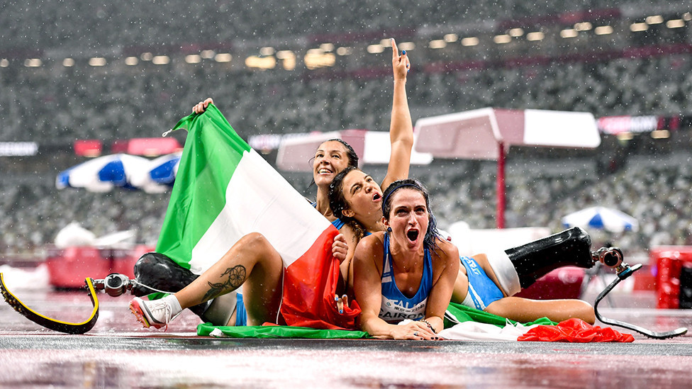 Italijanske paraolimpijke Ambra Sabatini, Martina Kaironi i Monika Kontrafato proslavljalju zlatnu, srebrnu i bronzanu medalju koje su osvojile na trci na 100 metara na Paraolompijskim igrama u Tokiju, a pobednica Sabatini je oborila i svetski rekord