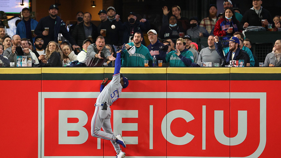 Hvatač Teksas Rendžersa Adolis Garsija sprečava Miča Haningera iz Sjetl Marinersa da postigne houm ran na meču u Vašingtonu u maju 2021. godine