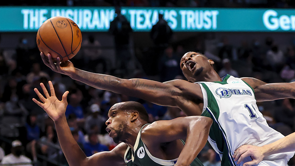 Krilo Dalas Meveriksa Dorijan Fini-Smit hvata loptu preko Krisa Midlton, krila Milvoki Baksa, u dvorani u Dalasu