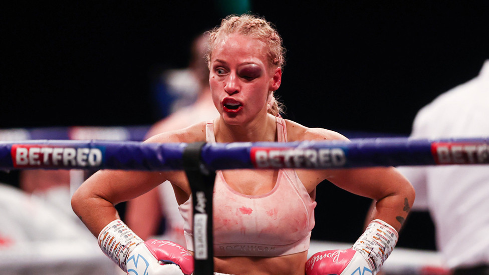 Ebani Bridžis iz Australije zadobila je nezgodnu povredu oka tokom borbe za titulu u kateforiji bantam za žene, boksujući u Londonu u aprilu 2021. godine protiv domaće takmičarke Šenon Kortini