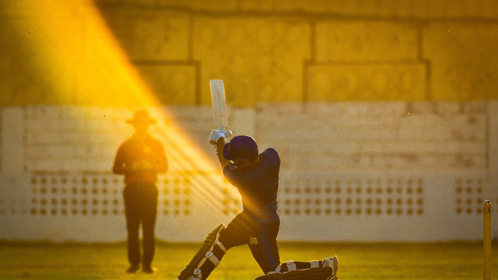 Kušdil Ša, pakistanski levoruki igrač kriketa, izvodi udarac na Nacionalnom stadionu u Karačiju