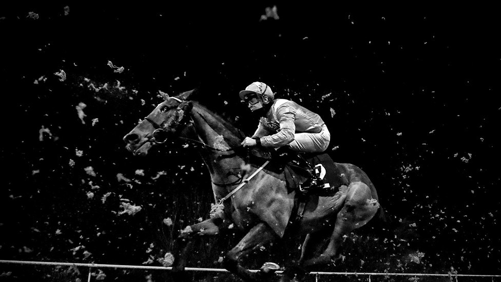 Džokej Čarls Bišop jaše na trkačkom konju Goring na hipodromu u Vulverhemptonu