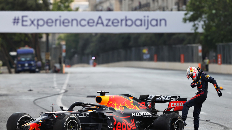 Maks Verštapen, vozač tima Red Bul u Formuli 1, šutira gumu njegovog bolida posle nesreće na stazi Velike nagrade Azerbejdžana u Bakuu