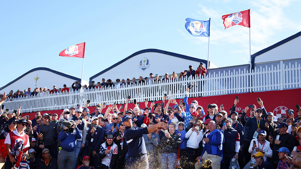 Brajson Dešambo izvodi udarac na devetoj rupi tokom 43. golferskoj Rajder kupa, gde je Amerika osvojila trofej u Viskonsinu pobedivši tim Evrope