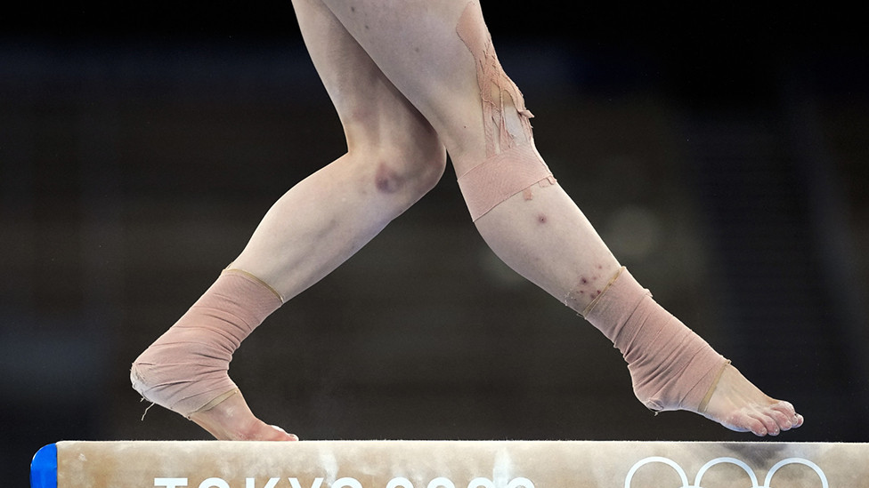 Kineskinja Guan Čenčen sa samo 16 godina osvaja zlatnu medalju na Olimpijadi u Tokiju u disciplini greda, a iza sebe ostavlja sunarodnicu Tang Sijang i Amerikanku Simon Bajls