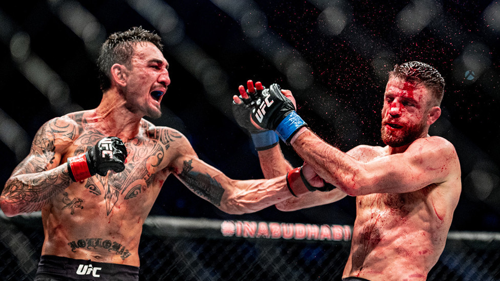 Maks Holovej (levo) udara Kalvina Katara tokom borbe u okviru šampionata UFC u lakoj kateforiji u Abu Dabiju. Holovej je dobio meč jednoglasnom odlukom sudija.