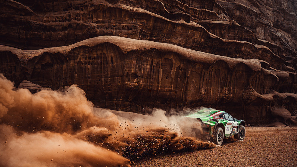 Vozač Jasi Sejdan manevriše vozilom kroz Saudijsku Arabiju tokom Dakar relija 2021.