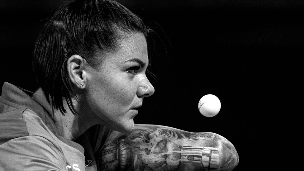 Mađarska paraolimpijske stonoteniserka Aleksa Svitač servira tokom dubl meča na Paraolimpijskim igrama u Tokiju