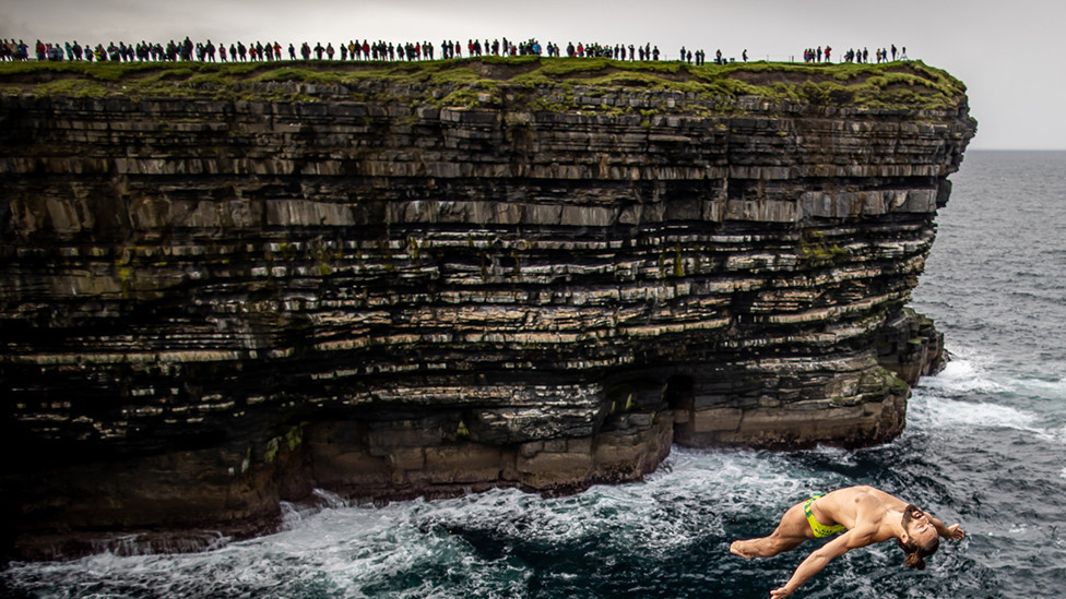 Rumun Katalin Preda roni posle skoka sa 27 metara visoke pratforme u Daunpatrikovoj glavi u Irskoj na Red bulovom takmičenju u ronjenju sa litica