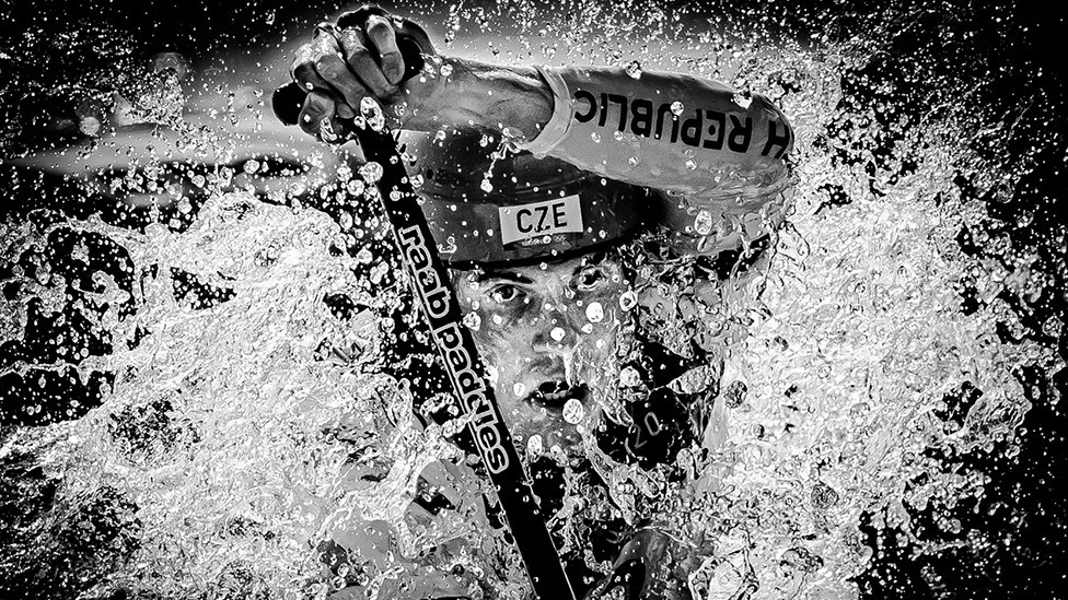 Češki veslač Lukas Rohan u akciji tokom muškog slalom na borilištu Morska šuma u Tokiju, gde je osvojio zlatnu medalju