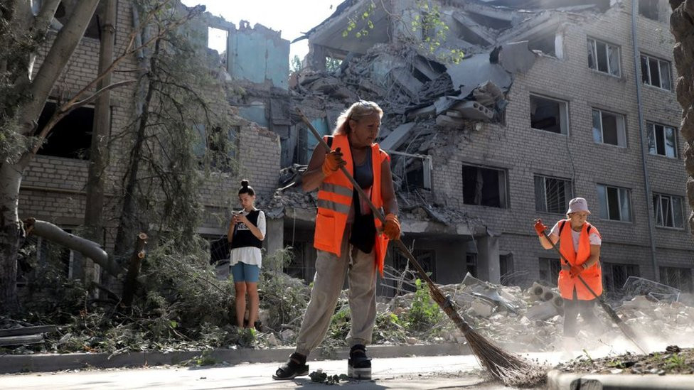 Čišćenje ulica posle još jednog granatiranja Nikolajeva