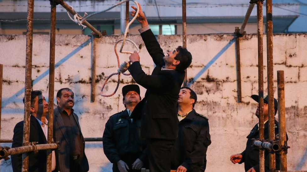 Officials prepare for hanging in Iran