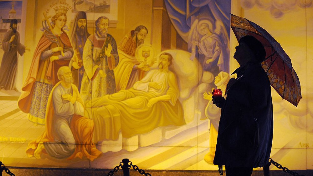 Ženщina molitsя u memoriala žertvam Golodomora, 2008 god