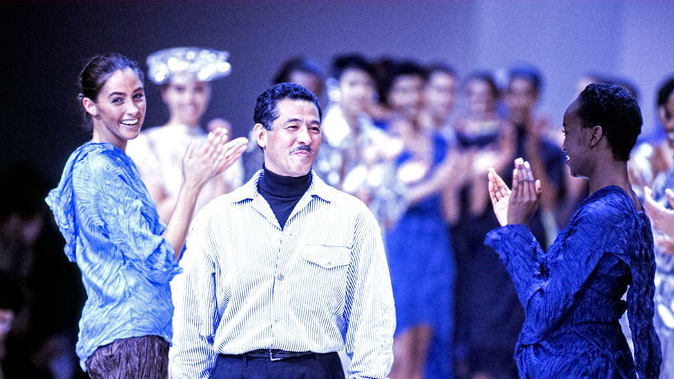 Isi Mijaki i manekenke na modnoj reviji Ready-to-Wear Spring-Summer 1992. godine u Parizu