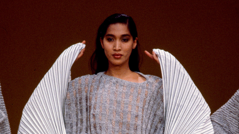 Revija Isija Mijakija proleće - leto 1985. godine u Parizu - plisirana kreacija