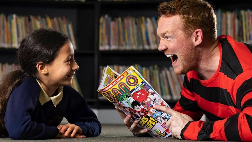 Svetski dan knjige slavi uživanje u čitanju i veoma je popularan. Na slici je zlatni britanski olimpijac Greg Raterford koji se pridružio proslavi