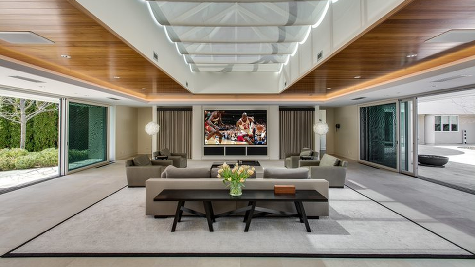 A TV lounge at Jordan's Illinois mansion