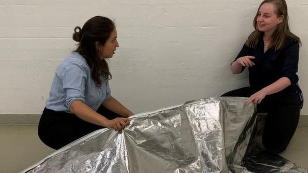 Anuka Batidža i Kristi En Vinter sa mrtvačkom vrećom koje su osmislile