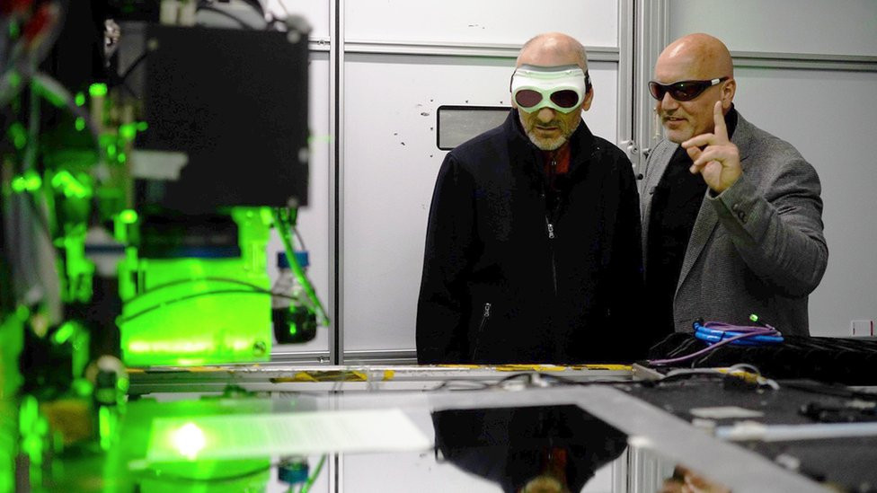 Roger Harrabin with Barak Yekutiely and the "de-printer"