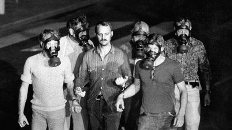 Policajci sa gas-maskama izvode Jana-Erika Olsona iz banke