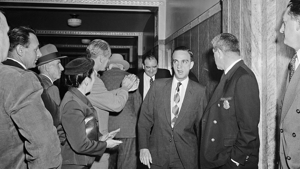 Makarti i njegov advokat Roj Kon dobijaju aplauz po dolasku u zgradu bostonskog suda