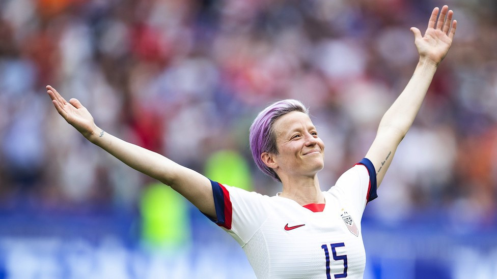 Američka fudbalerka Megan Rapino sa uzdignutim, raširenim rukama i osmehom proslavlja gol