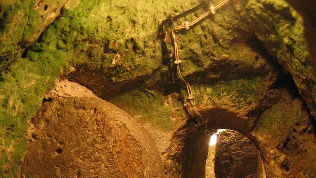 Gromade od pola tone mogle su da se kotrljaju kako bi se zatvorili tuneli u vreme invazije