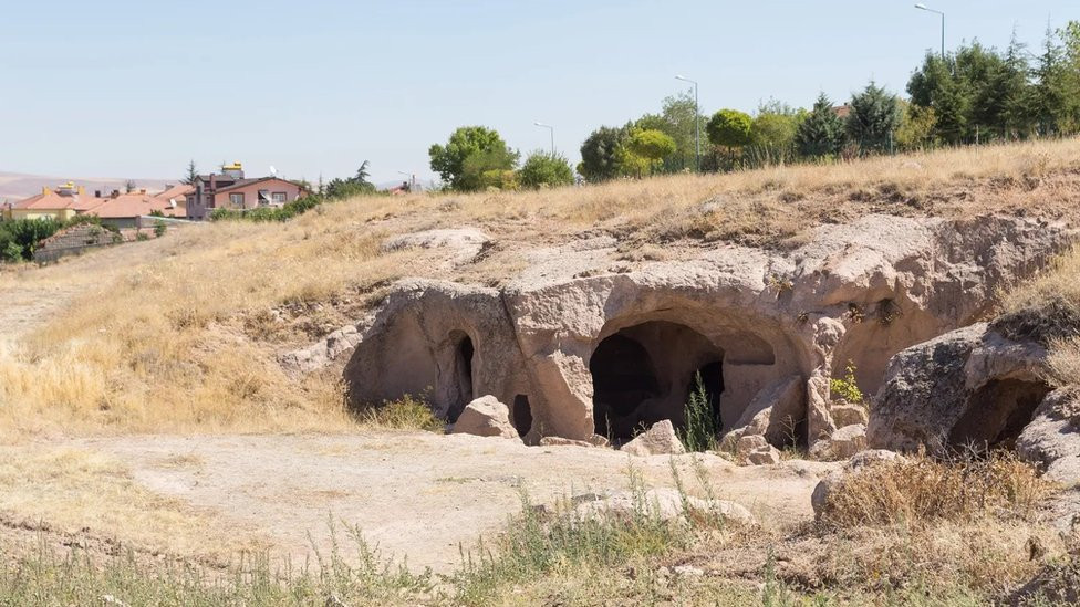 Derinkuju je imao mnogo ulaza, među kojima i više od 600 pronađenih u privatnim kućama