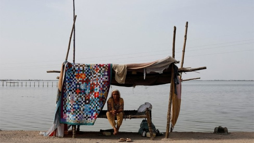A flood victim takes refuge along a road in a makeshift tent, following rains and floods during the monsoon season in Mehar, Pakistan August 29, 2022.