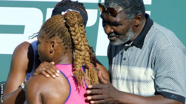Venus Vilijams i Ričard Vilijams grle Serenu Vilijams posle finala Indijan Velsa 2001.