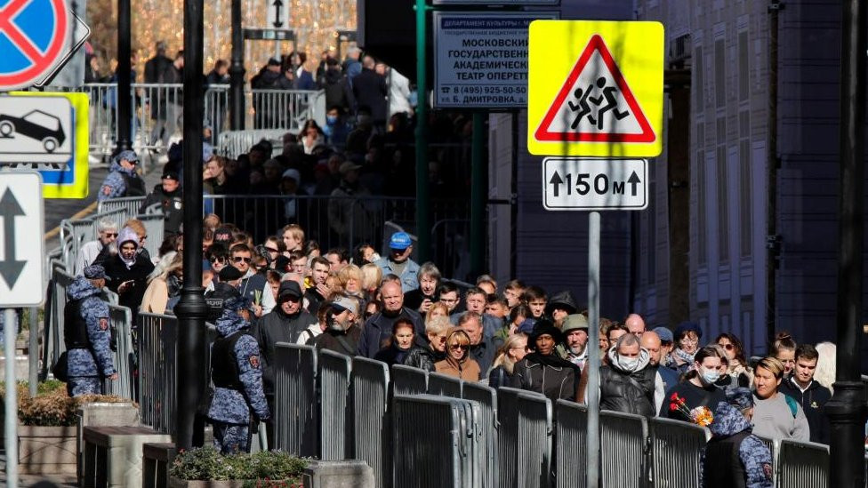 People queue to enter the Column Hall of the House of Unions to attend a memorial service for Mikhail Gorbachev, the last leader of the Soviet Union, in Moscow, Russia September 3, 2022