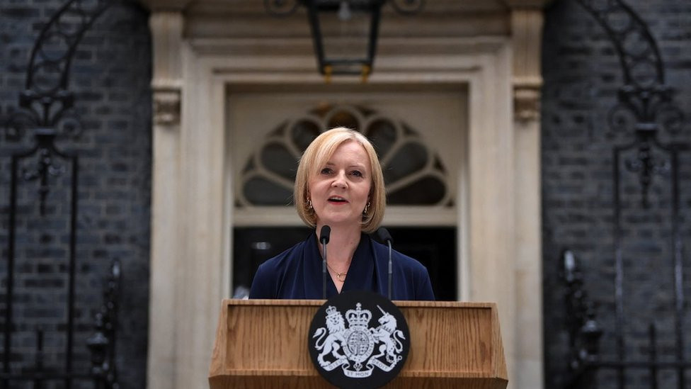 Liz Tras ispred Dauning strit 10 u Londonu