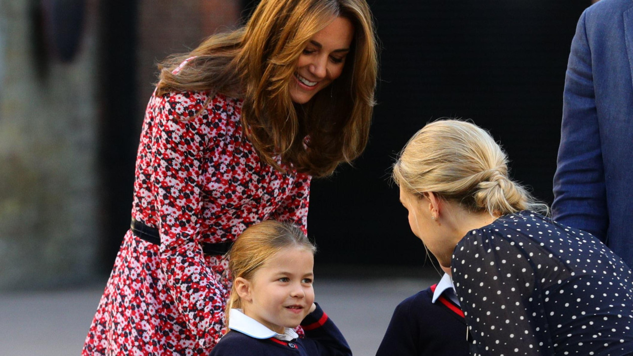 Princezu Šarlot dočekuje jedna od učiteljica iz škole Tomas Baters 2019. godine