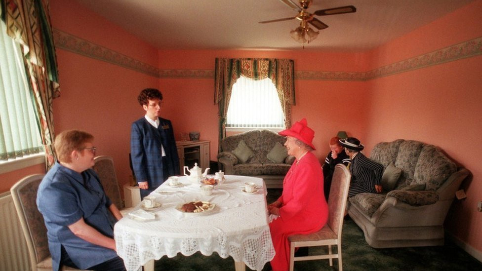 The Queen joined Mrs Susan McCarron (front left ) her ten-year-old son, James and Housing Manager Liz McGinniss for tea in their home in the Castlemilk area of Glasgow. 7 July 1999.