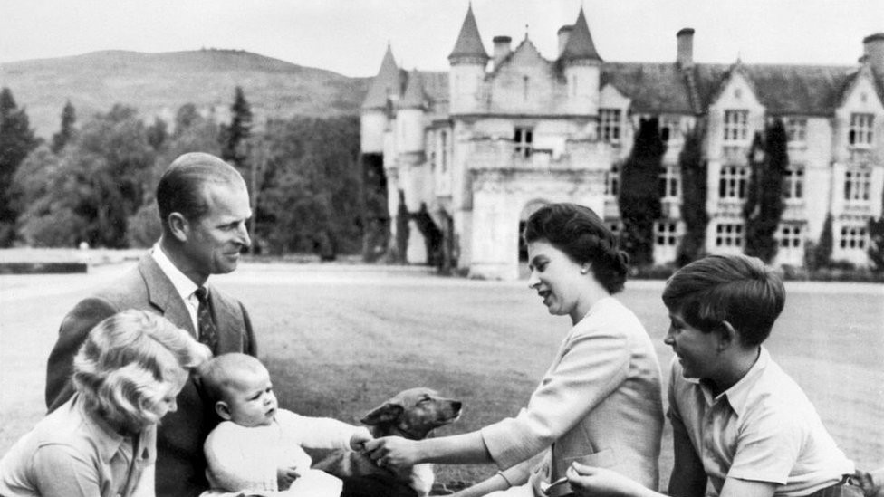 Kraljica i princ Filip sa decom - princezom Anom, princem Endujem i princom Čarlsom u Balmoralu 1960. godine