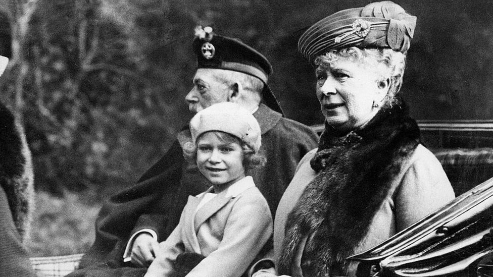 Princeza Elizabea sa dedom, kraljem Džordžom Petim i kraljicom Meri u povratku iz Balmorala posle službe u crkvi 1932. godine
