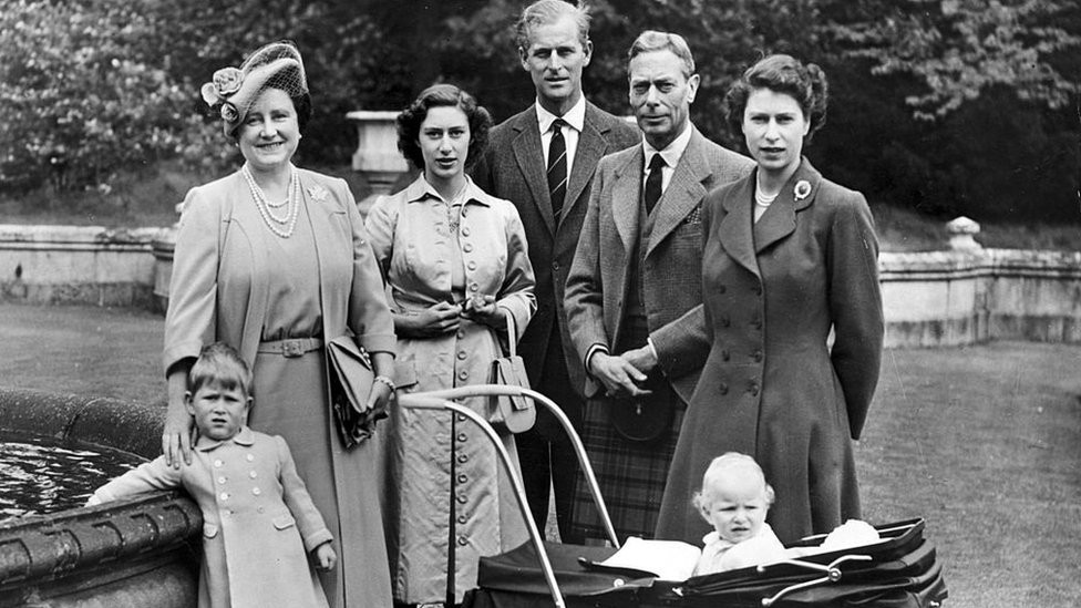 Kraljevska porodica tokom boravka u dvoricu 1951. godine, princeza Elizabeta je sa decom, princezom Anom i princem Čarlsom