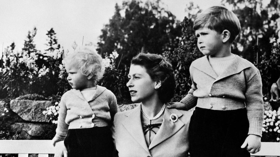 Kraljica Elizabeta Druga sa decom - Čarls (desno) i Ans, poziraju ispred Balmorala 1952. godine.