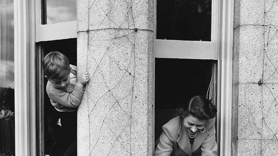 Kraljica se igra sa princem Čarlsom i princezom Anom u dvorištu dvorca 1952. godine