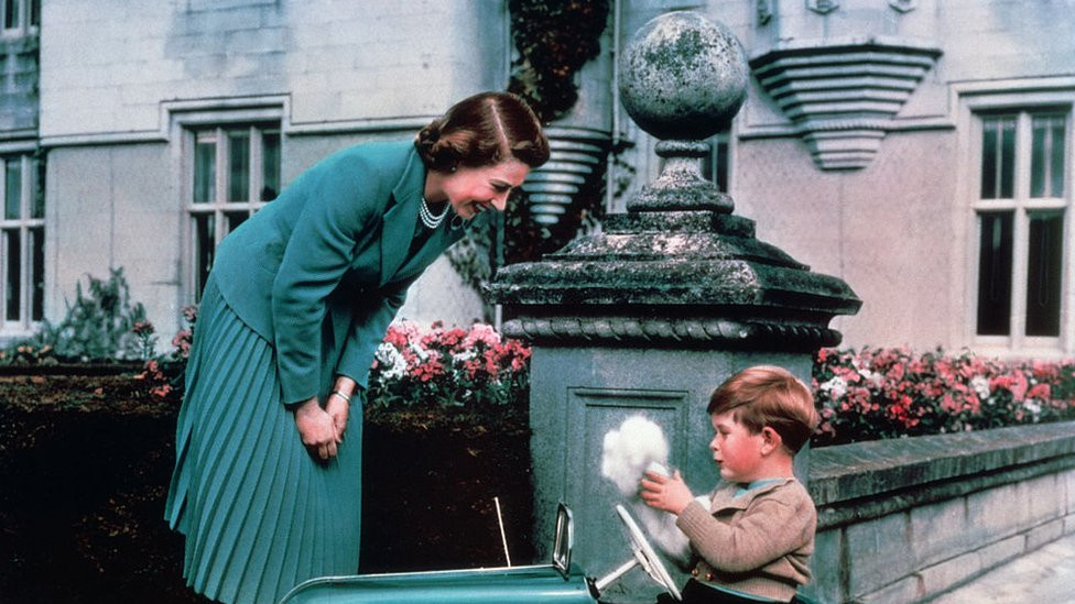 Kraljica se igra sa princem Čarlsom