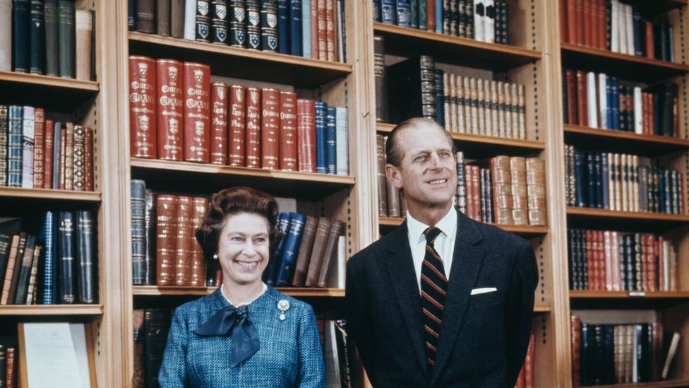 Kraljica i princ Filip u radnoj sobi u Balmoralu 1976. godine