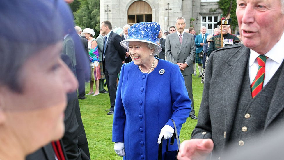 Kraljica na zabavi u vrtu dvorca Balmoral 2012. godine