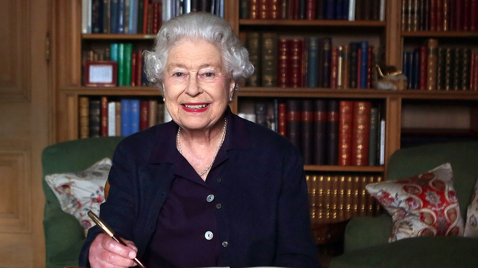 Kraljica piše poruku u Balmoralu koja je potom poslata na Igre Komonvelta u Glazgovu 2014. godine