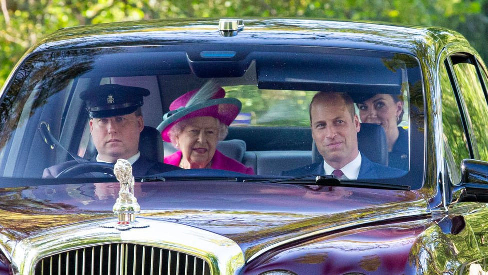 Kraljica pristiže u Kreti Kirk sa vojvodom i vojvotkinjom od Kembridža u avgustu 2019. godine