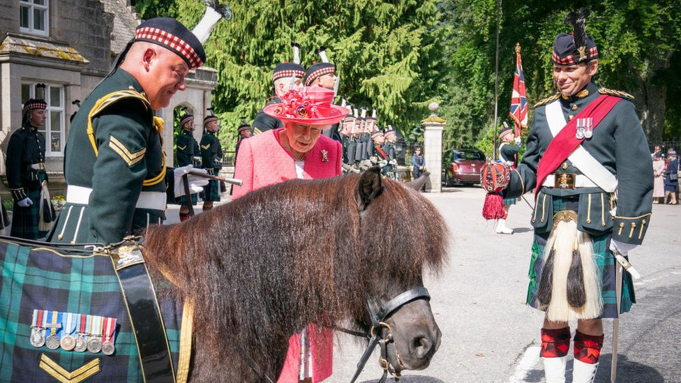 Kraljica sa Balaklavskom četom, 5. bataljonom kraljevskog puka Škotske na kapiji u Balmoralu, u avgustu 2021. godine